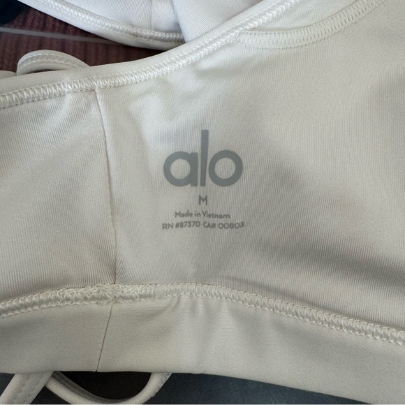 Alo Yoga Airlift Intrigue Sports Bra - Picture 3 of 3